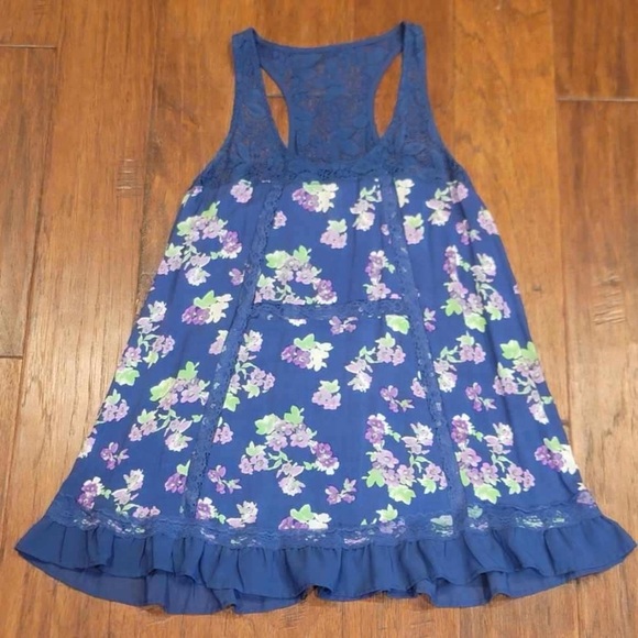 Medium Floral Blue Sleeveless Top - Picture 2 of 15